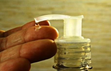 Mașină încărcată cu dezinfectanți care urmau să ajungă la spital, prădată de hoți