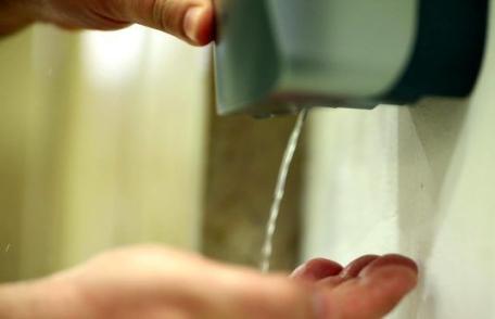 La toate intrările în blocuri vor fi amplasate dispozitive cu soluţii dezinfectante