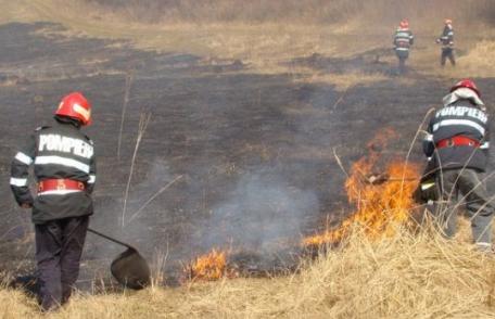 Incendiu de vegetație uscată în Dersca și Santa Mare. A ars vegetația uscata de pe circa 35 hectare