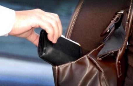 Tineri cercetați după ce au furat portofelul și telefonul mobil din geanta unei femei