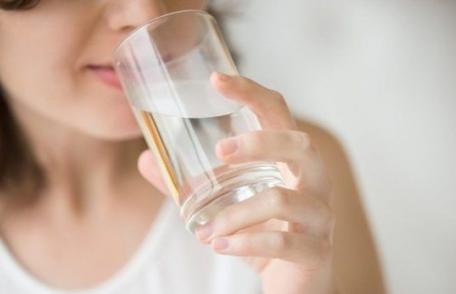 Cum te ajută un pahar de apă băut pe stomacul gol