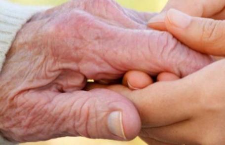 Peste 800 de pachete din sponsorizări oferite vârstnicilor de Primăria Dorohoi