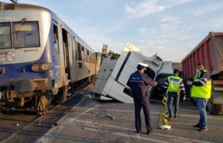 Trenul Dorohoi-Iași a izbit un camion la Lețcani. Șoferul cu câteva zgârieturi – VIDEO / FOTO