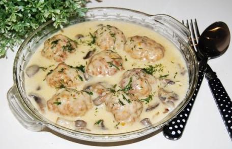 Chifteluțe cu sos de smântână și ciuperci