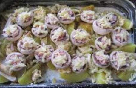 Ciuperci la cuptor umplute pe pat de cartofi