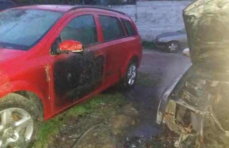 Trei mașini parcate pe o stradă din Botoșani cuprinse de flăcări – FOTO