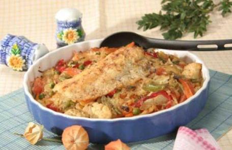 Crap la cuptor, cu ghiveci de legume