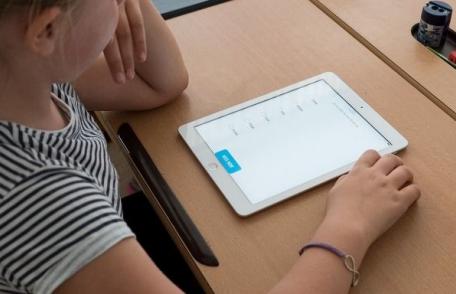 Elevii vor avea tablete și internet timp de doi ani