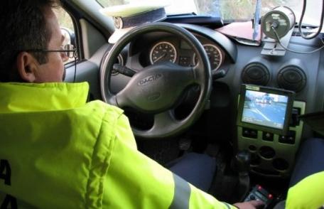 Oprit de poliţie pentru că mergea cu viteză s-a ales cu dosar penal deoarece avea permisul suspendat