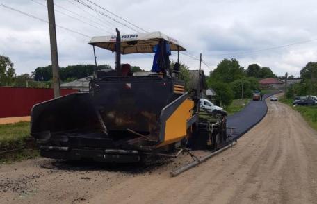 CJ Botoșani continuă modernizarea infrastructurii județului. Au început lucrările de asfaltare pe DJ 291 D Cristinești - Ibănești