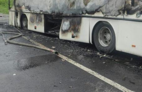Panică în miez de noapte. Autocar distrus într-un incendiu la Pomârla