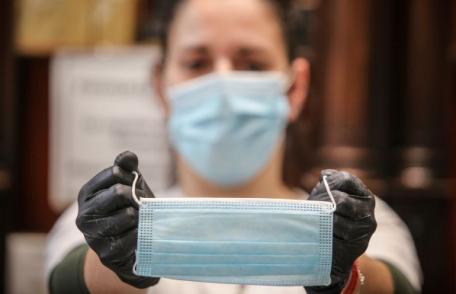 Ce amenzi riscă persoanele care nu poartă mască în spații închise până în data de 16 iunie