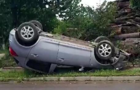 Accident! O mașină a ajuns pe cupolă după o ciocnire cu un taxi pe o stradă din Botoșani