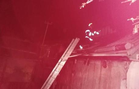 Tragic! Un bărbat a decedat iar soția acestuia este la spital după ce le-a luat foc casa – FOTO