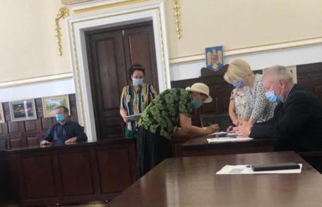 Nouă familii au primit astăzi ajutoare financiare în prezența noului subprefect din Dorohoi – FOTO