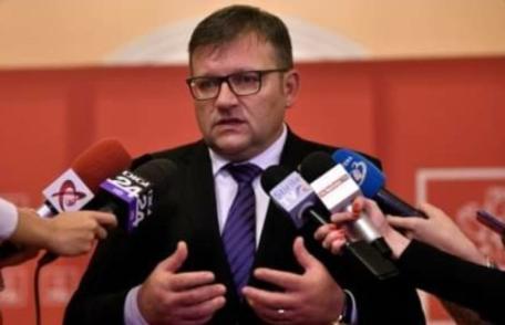 În timp ce PSD a dat votul decisiv pentru desființarea pensiilor speciale, PNL joacă la păcănele viața românilor