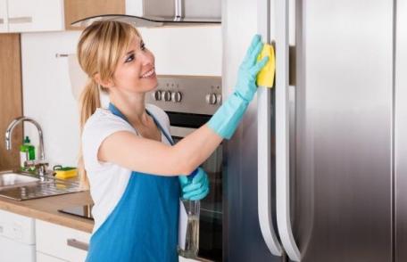 Câteva situații în care detergentul de haine poate fi folosit și în bucătărie