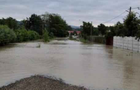 Pompierii rămân în ALERTĂ, Prutul este în creștere!