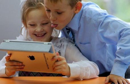 Lege adoptată de Senat: Elevii și profesorii vor primi laptopuri sau tablete conectate la internet