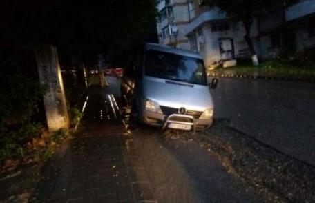 Mașină „înghițită” de o groapă apărută pe strada A.I.Cuza din Dorohoi - FOTO
