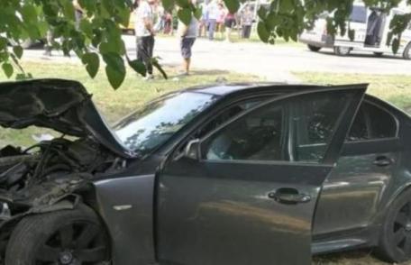 ACCIDENT! Două persoane au ajuns în spital după ce a ratat o curbă și s-a proptit cu mașina într-un copac
