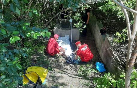 Tragedie la Dorohoi. Bărbat mort, după ce a căzut într-o fântână – FOTO