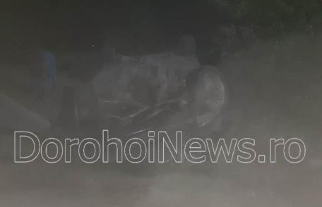 Accident la Smârdan! Un tânăr s-a izbit cu mașina într-un copac, după care s-a răsturnat - FOTO