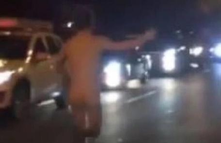 Un bărbat dezbrăcat s-a apucat să se plimbe DN 29 Botoșani-Suceava amenințând că se aruncă în fața mașinilor