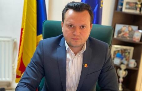 Cătălin Silegeanu „Ce veți vota asta veți avea… Indiferent că acceptați Pomeni Electorale - 1 litru de ulei sau zahăr”