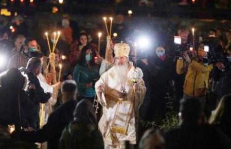 Un preot din Suceava a fost amendat pentru slujba oficiată alături de ÎPS Teodosie, fără măști și distanțare socială