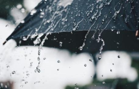 Se întorc furtunile. Meteorologii anunță COD GALBEN de PLOI și VÂNT