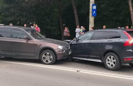 O mașină din Botoșani implicată într-un accident la Suceava. Două victime au ajuns la spital