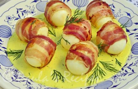 Ouă învelite în bacon și sos de muștar