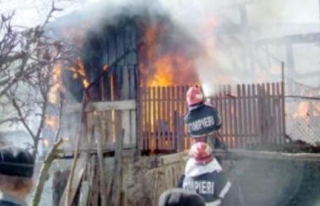 Incediu observat şi anunţat cu întârziere, soldat cu decesul unui bărbat de 62 de ani din Pomârla