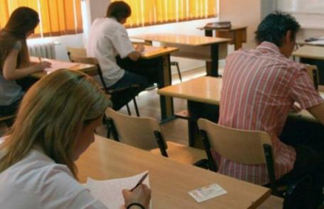 După elevi și profesorii intră în examen