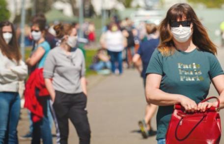 Noi restricții, înaintate spre aprobarea Guvernului: masca de protecție obligatorie în spațiile deschise aglomerate, program limitat pentru terase și 