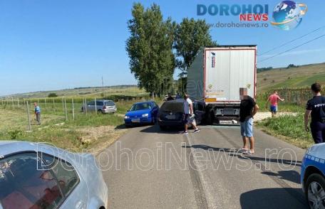 Accident la ieșirea din Botoșani spre Roma! O mașină a intrat într-un TIR