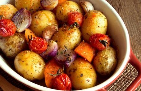 Cartofi noi cu legume