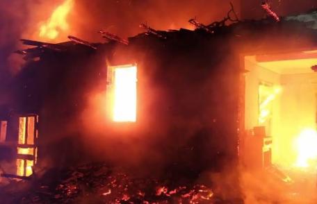 Incendiu la Cristinești! O familie cu trei copii a rămas fără acoperiș deasupra capului