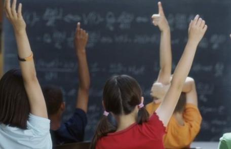 DAS Dorohoi: Familiile defavorizate pot beneficia de tichete sociale pentru sprijin educațional