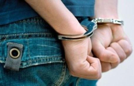 Adolescent de 17 ani, reținut pentru fapte cu violență și violare de domiciliu