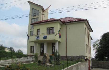 Primarul PNL din Dersca se pregătește să fraudeze alegerile prin organizarea secției de votare din localitate în Primărie! PSD a sesizat Autoritatea E