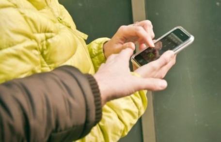 Trei tineri din Botoșani bănuiți de furtul mai multor telefoane