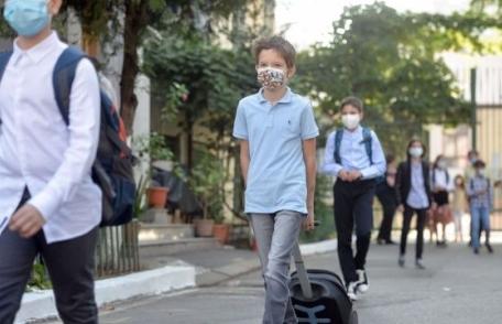 Județul din România în care masca e obligatorie și la 100 de metri de școală