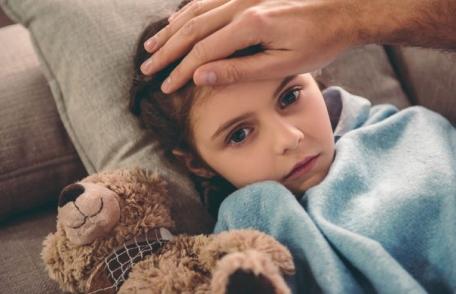 Care sunt cele mai frecvente simptome Covid întâlnite la copii