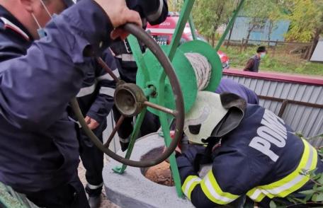 Femeie de 79 ani a fost salvată de pompieri dintr-o fântână adâncă de opt metri