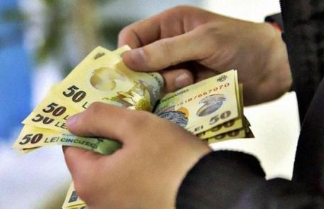Se dau 180 de lei de persoană. Sute de mii de români vor primi banii lunar