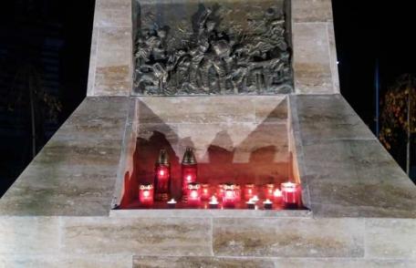 Moment de reculegere și lumânări aprinse la Dorohoi pentru victimele incendiului de la Piatra Neamț