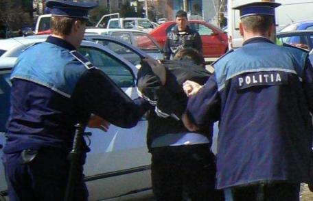 Doi tineri care au vrut să tâlhărească un bătrân au ajuns în arest