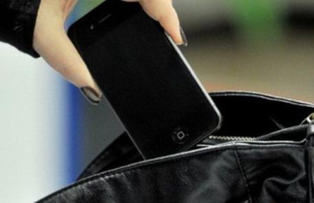 Hoţ la 14 ani. Un adolescent a furat telefonul mobil din buzunarul unei femei în Piața Centrală